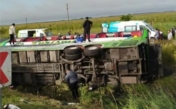 Volcó un micro en la Ruta 2: dos muertos y varios heridos – PRENSABAIRES
